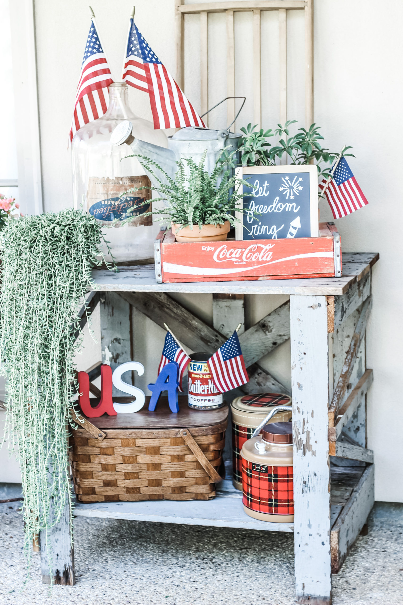 July 4th Decor in Farmhouse Style - DIY Darlin'