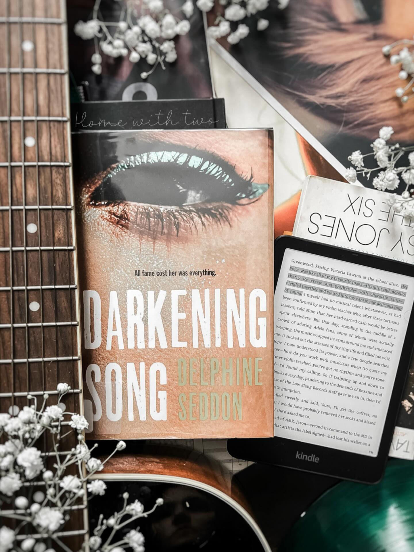 “All fame cost her was everything.” 🎸✨💋
Darkening Song by Delphine Seddon was such a fun read. When I saw it being placed in the same space as #daisyjonesandthesix I immediately requested this ARC. Thank you @netgalley and @stmartinspress — I can’t wait for the adaptation! 

Full review on the blog! ♥️ #darkeningsong #darkeningsongdelphineseddon #bookish #bookarc