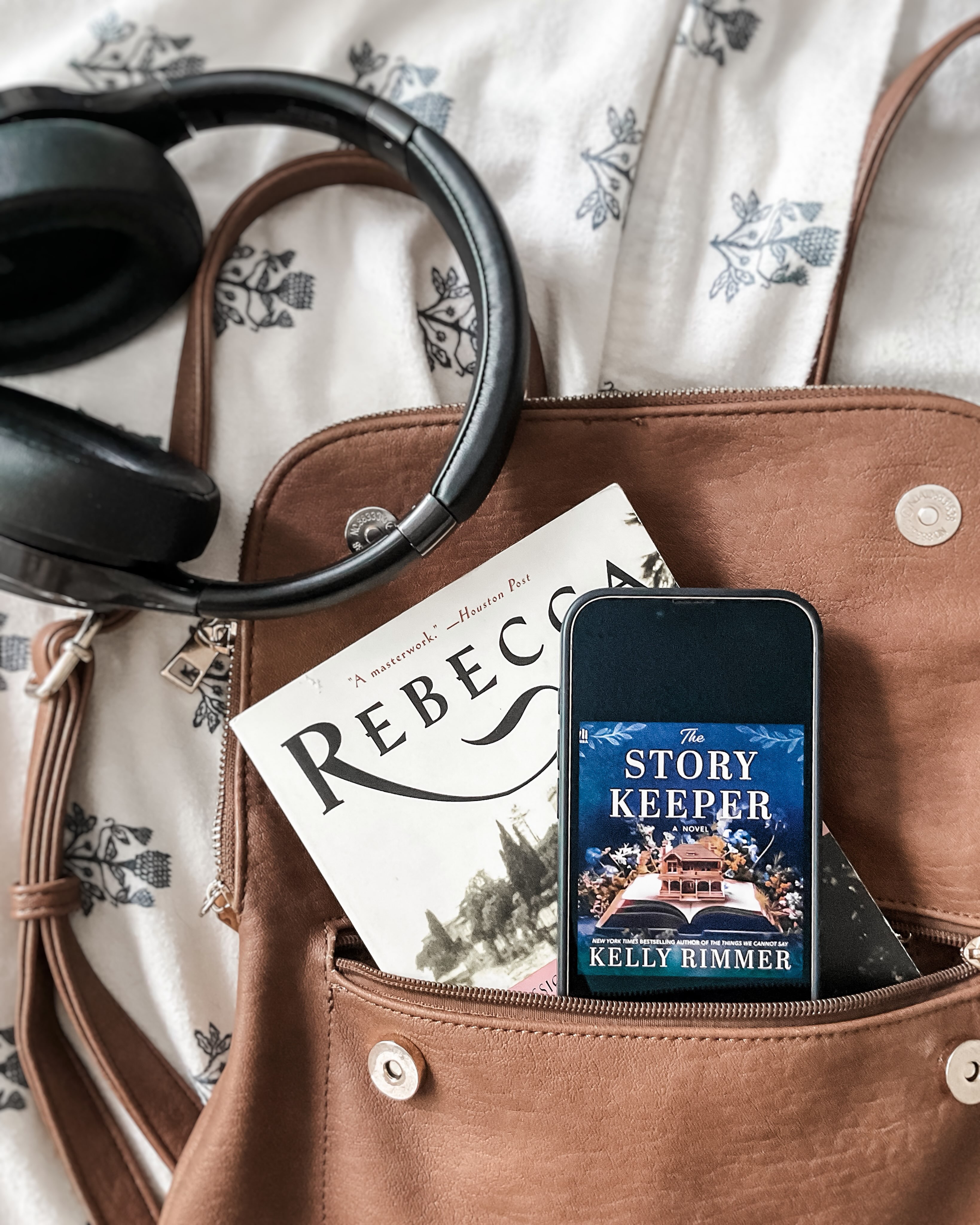 A decaying estate with a library full of secrets (both literal and figurative) all wrapped in a Gothic atmosphere…  The Story Keeper by Kelly Rimmer sounded like it was written for me. Like my favorite book, Rebecca (which was mentioned in this story!!) 

Thank you so much for the ALC @netgalley 
Full review on the blog 💻 ⭐️⭐️⭐️⭐️