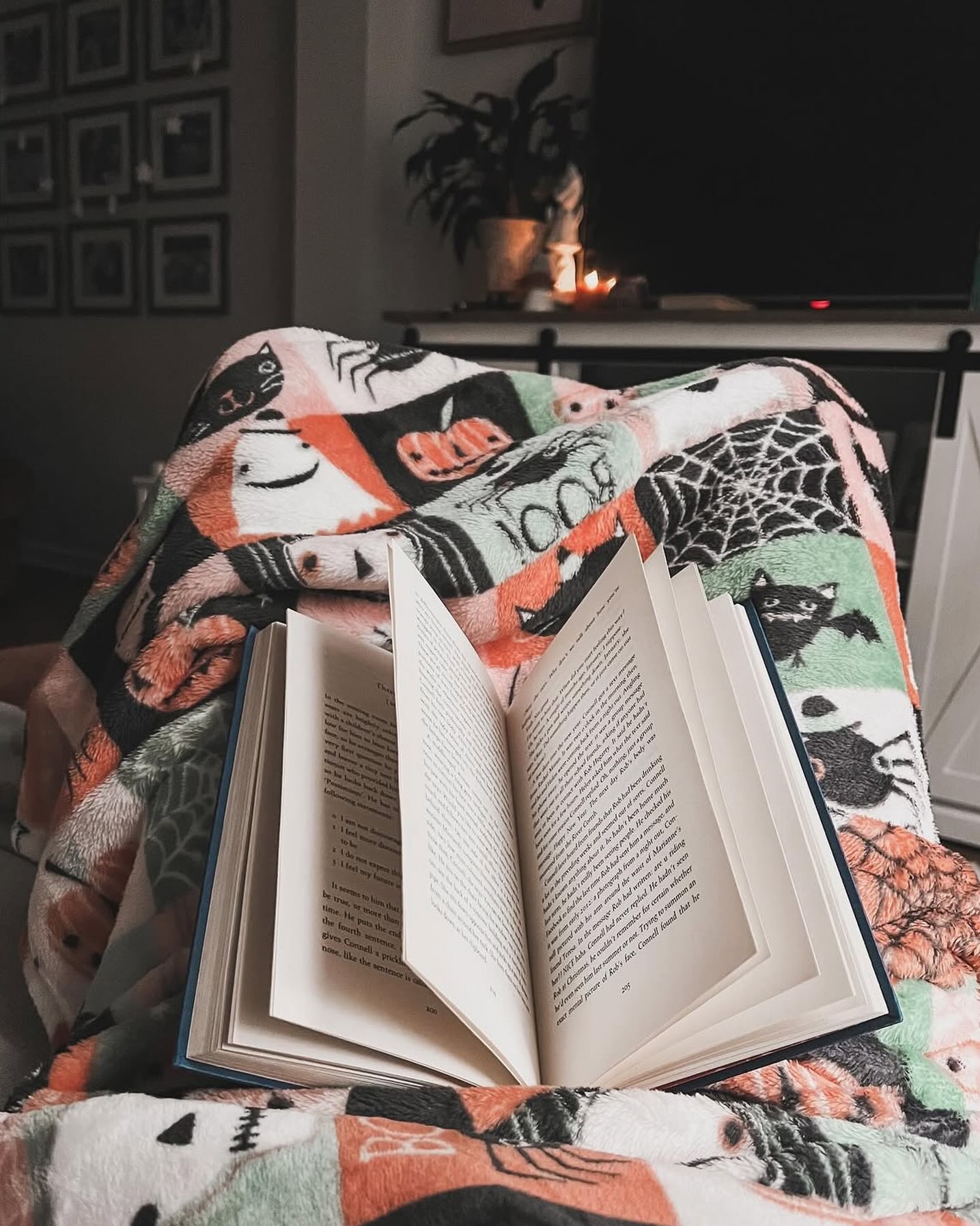 🎃📚 spooky booook season has begun! 
Book pictured: Normal People by Sally Rooney — one of the spookiest reads out there! 👻 #happyoctober #spookybooks #booksbooksbooks #horrorbook
